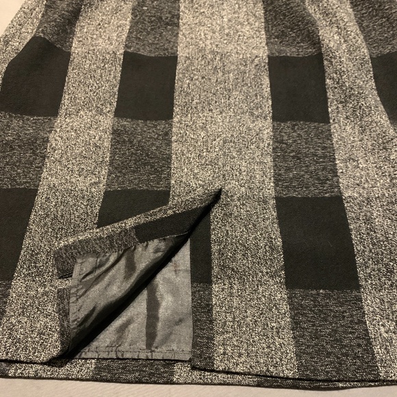 Black & Cream Short Skirt - Picture 3 of 6